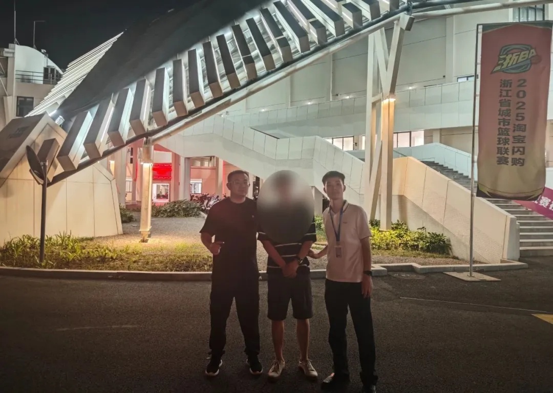 扎进体育馆看球,在逃人员高某被抓获! 扎进体育馆看球,在逃人员高某被抓获!