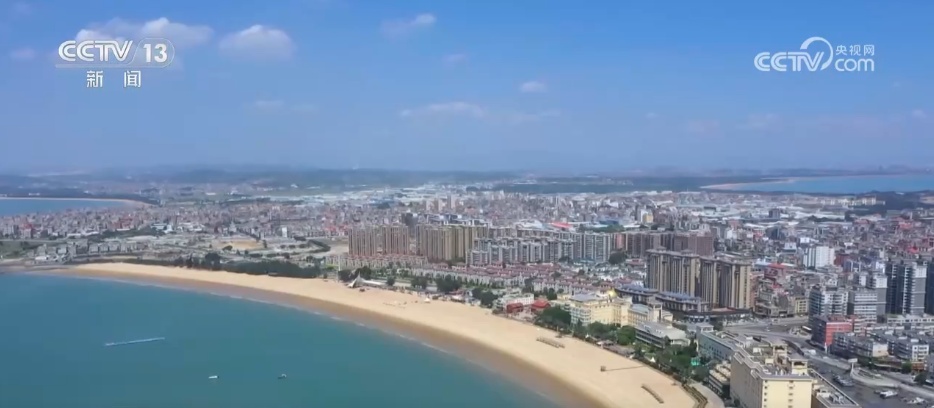 青峰翠壑、奇松怪石、碧海银沙……各地夏日美景勾勒出一幅盛夏绮丽画卷