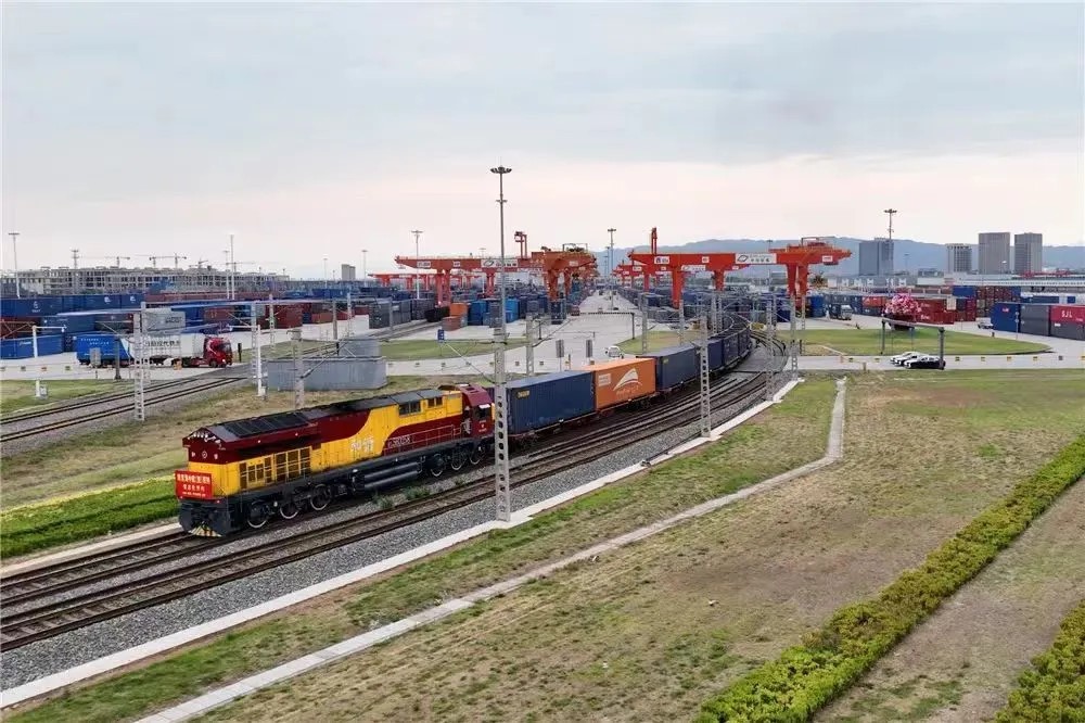 上半年国家铁路发送货物19.8亿吨，同比增长3.0%