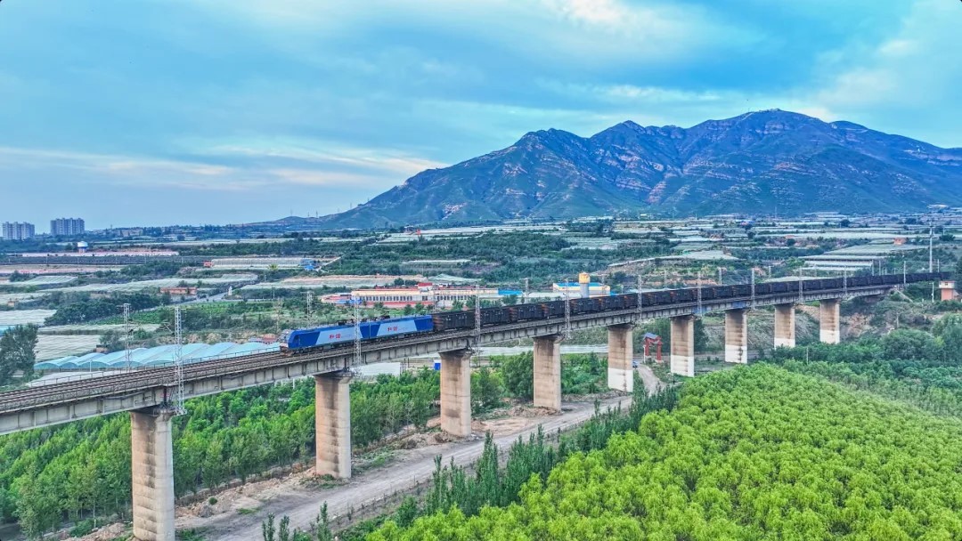 上半年国家铁路发送货物19.8亿吨，同比增长3.0%