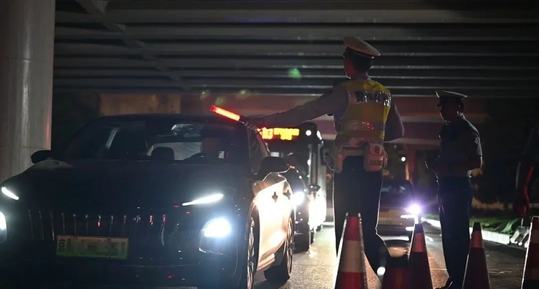 边骑车边喝啤酒解暑?北京交警:1438人“醉”上加罚! 边骑车边喝啤酒解暑?北京交警:1438人“醉”上加罚!