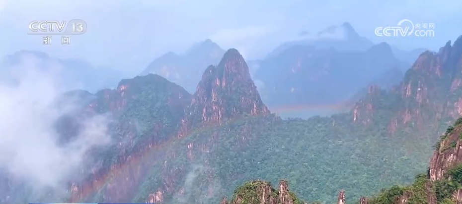 青峰翠壑、奇松怪石、碧海银沙……各地夏日美景勾勒出一幅盛夏绮丽画卷