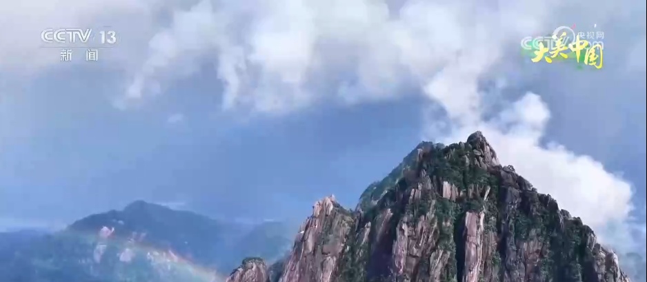 青峰翠壑、奇松怪石、碧海银沙……各地夏日美景勾勒出一幅盛夏绮丽画卷