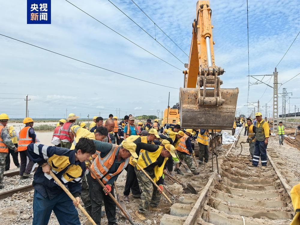 内蒙古包兰铁路因水害中断行车路段恢复通车