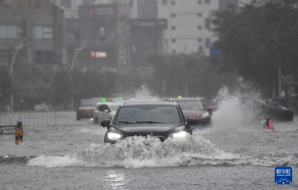 台风“韦帕”给海南带来强风雨天气