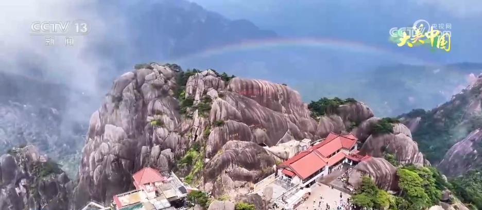 青峰翠壑、奇松怪石、碧海银沙……各地夏日美景勾勒出一幅盛夏绮丽画卷