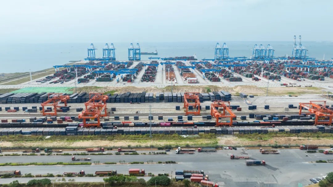 上半年国家铁路发送货物19.8亿吨，同比增长3.0%