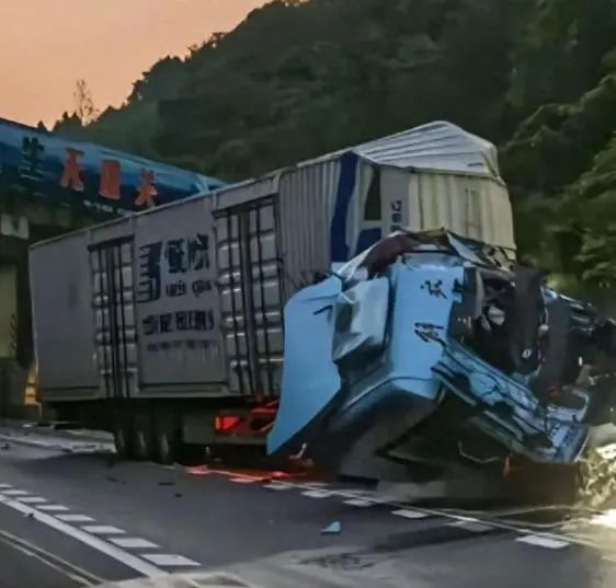 安徽一卡车司机带16岁儿子出车双双身遇难，亲属回应：他开车十几年了