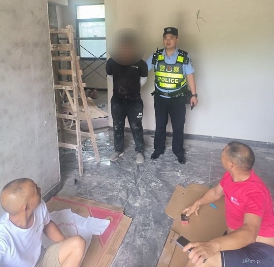 潜逃一年多，男子因一顿饭落网