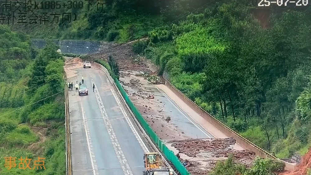 G85银昆高速会泽小乌龙路段遭遇泥石流：双向交通中断，正紧急抢险
