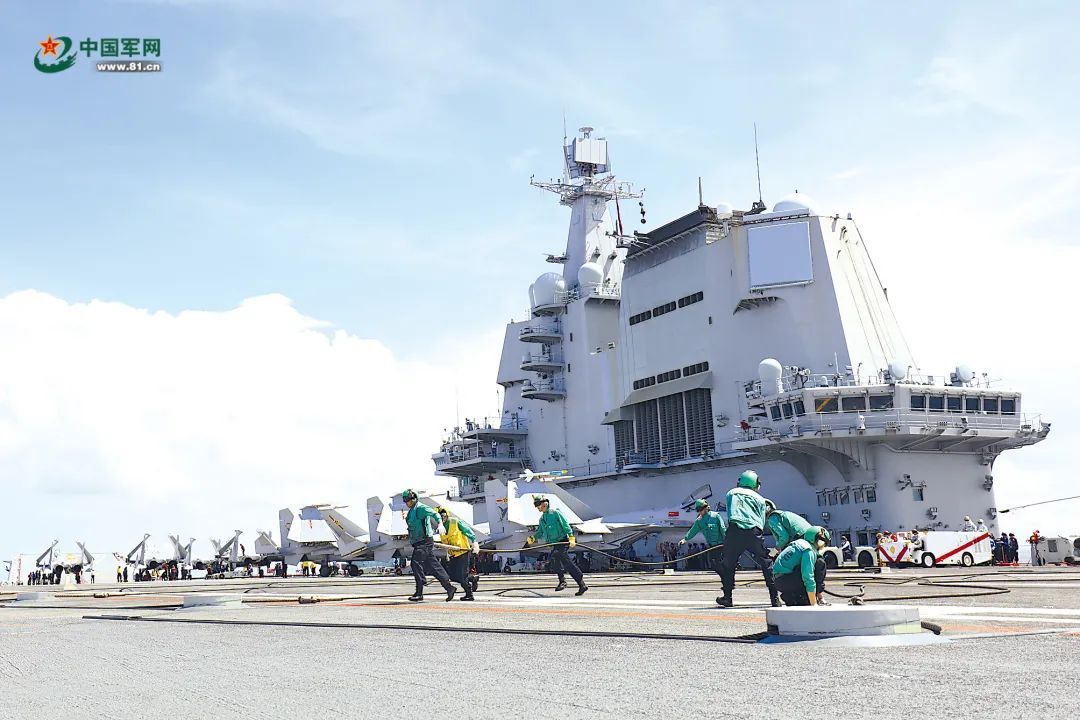 守望在梦想的甲板上：山东舰上的热血与坚守