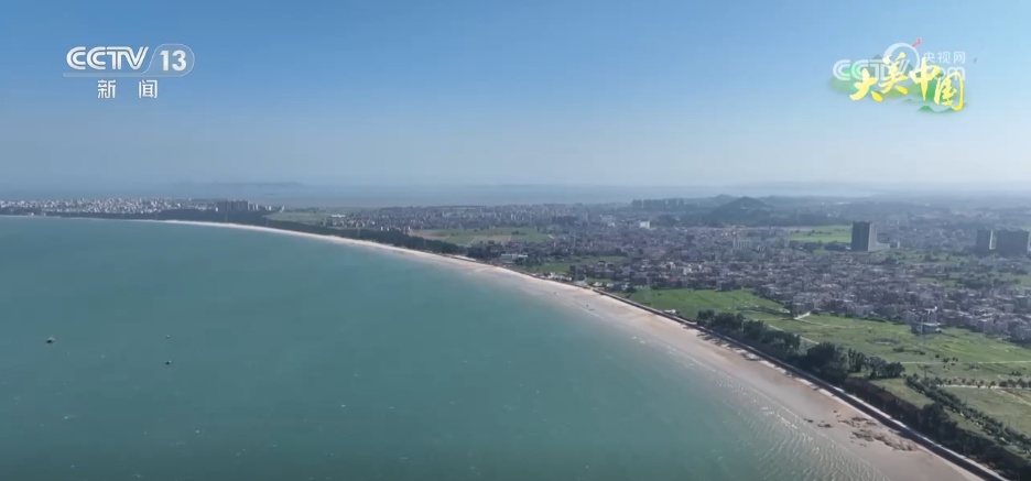 青峰翠壑、奇松怪石、碧海银沙……各地夏日美景勾勒出一幅盛夏绮丽画卷