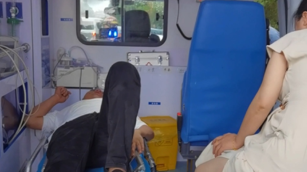 女子将车开上了树,竟是因为吵架! 女子将车开上了树,竟是因为吵架!