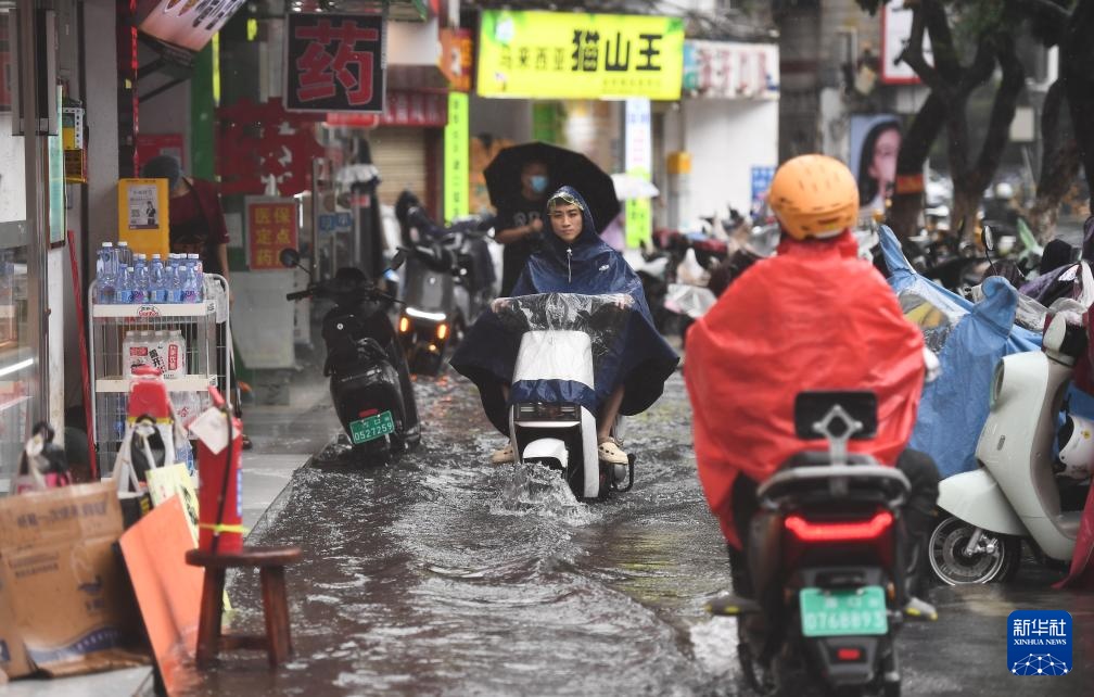 台风“韦帕”给海南带来强风雨天气