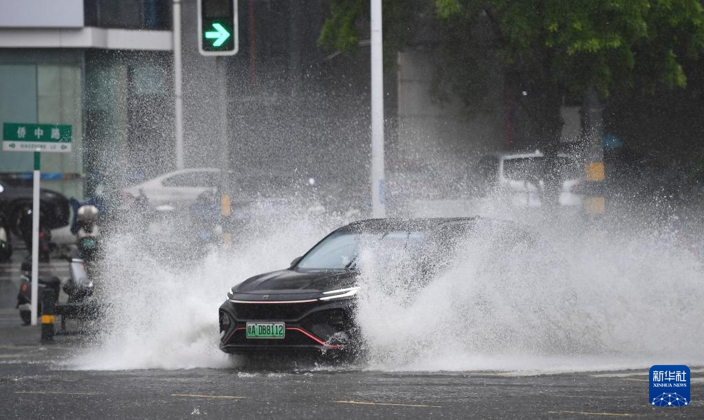 台风“韦帕”给海南带来强风雨天气