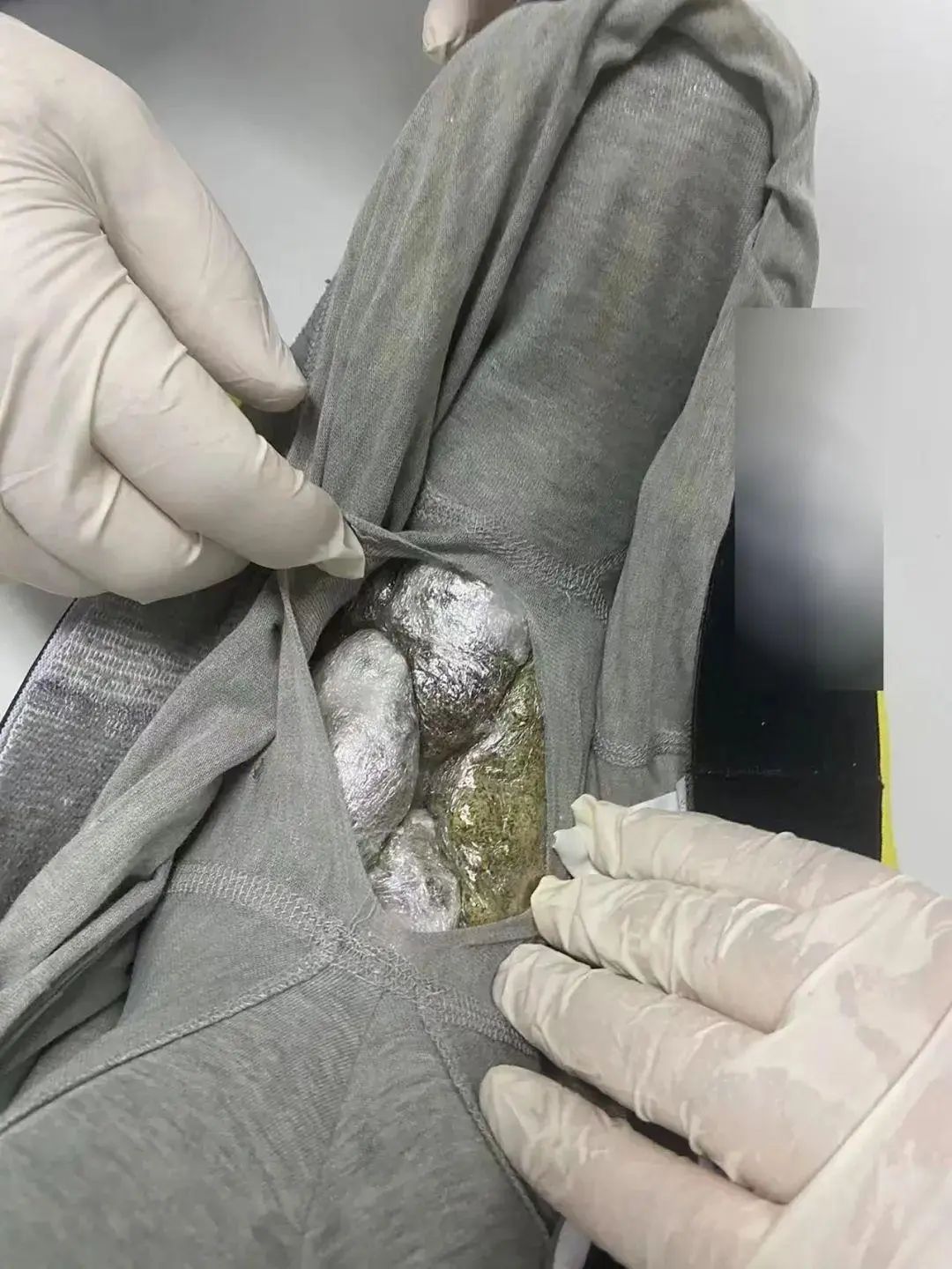 男子穿改装内裤藏16包大麻，警方：其有吸毒恶习