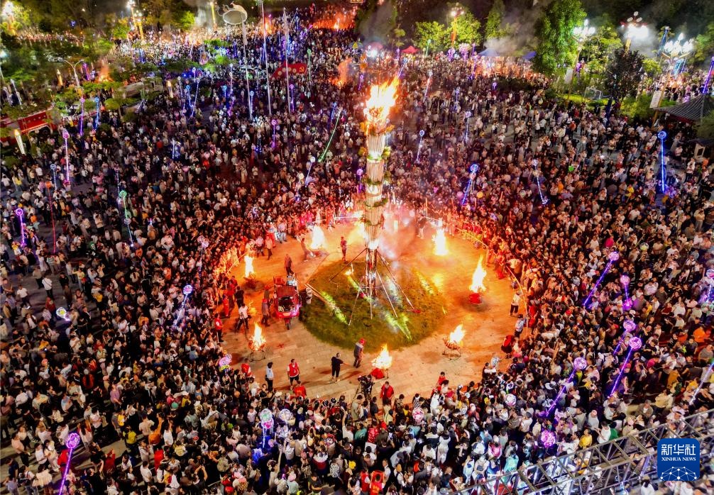 云南多地欢度火把节