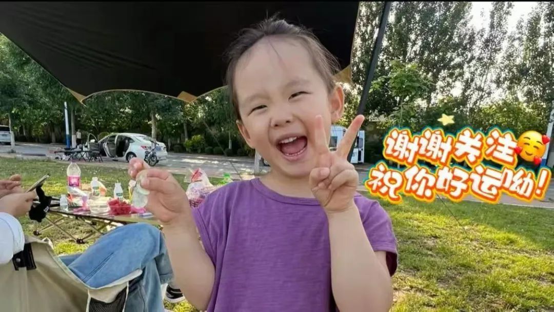 东北人宠孩子又上新高度，四岁小丫挑战街头卖冰棍，收获“夹子音”无数……