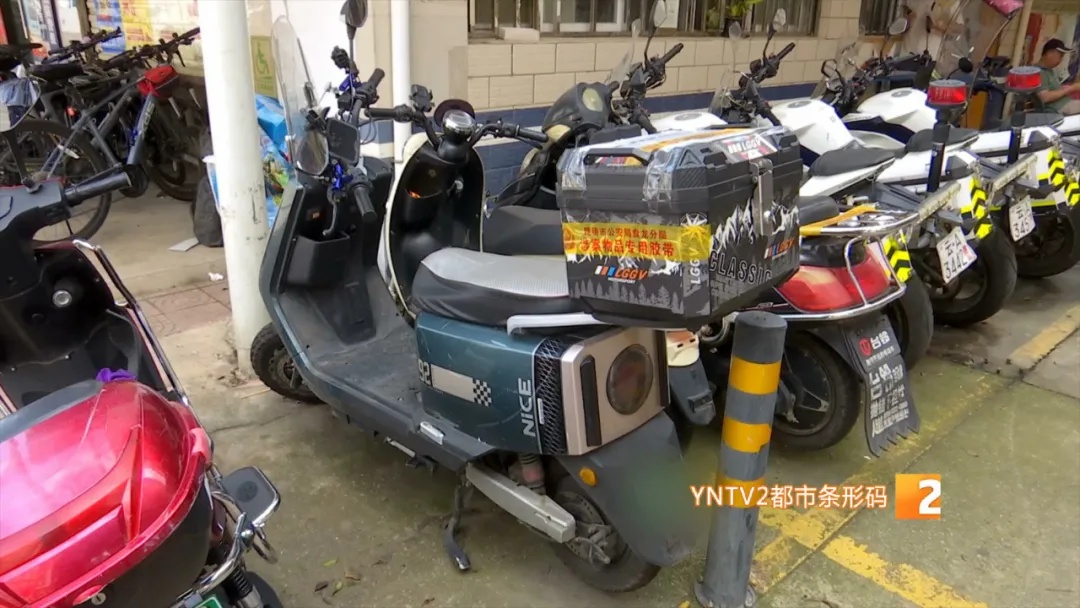 租车行老板兼职跑外卖，顺道偷电瓶！翻新后竟卖给……