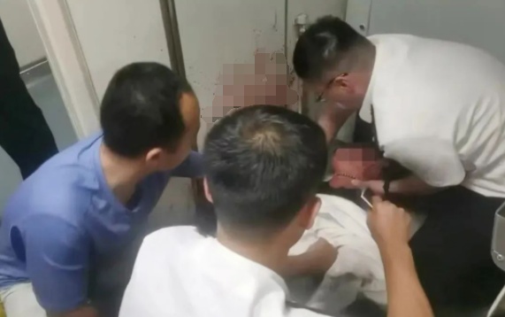列车上突发！这位医生，连救两人！