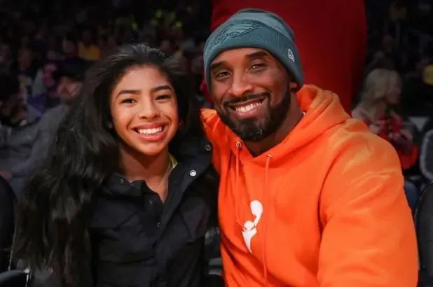 科比退役战热身服，拍卖出33.6万美元的价格！