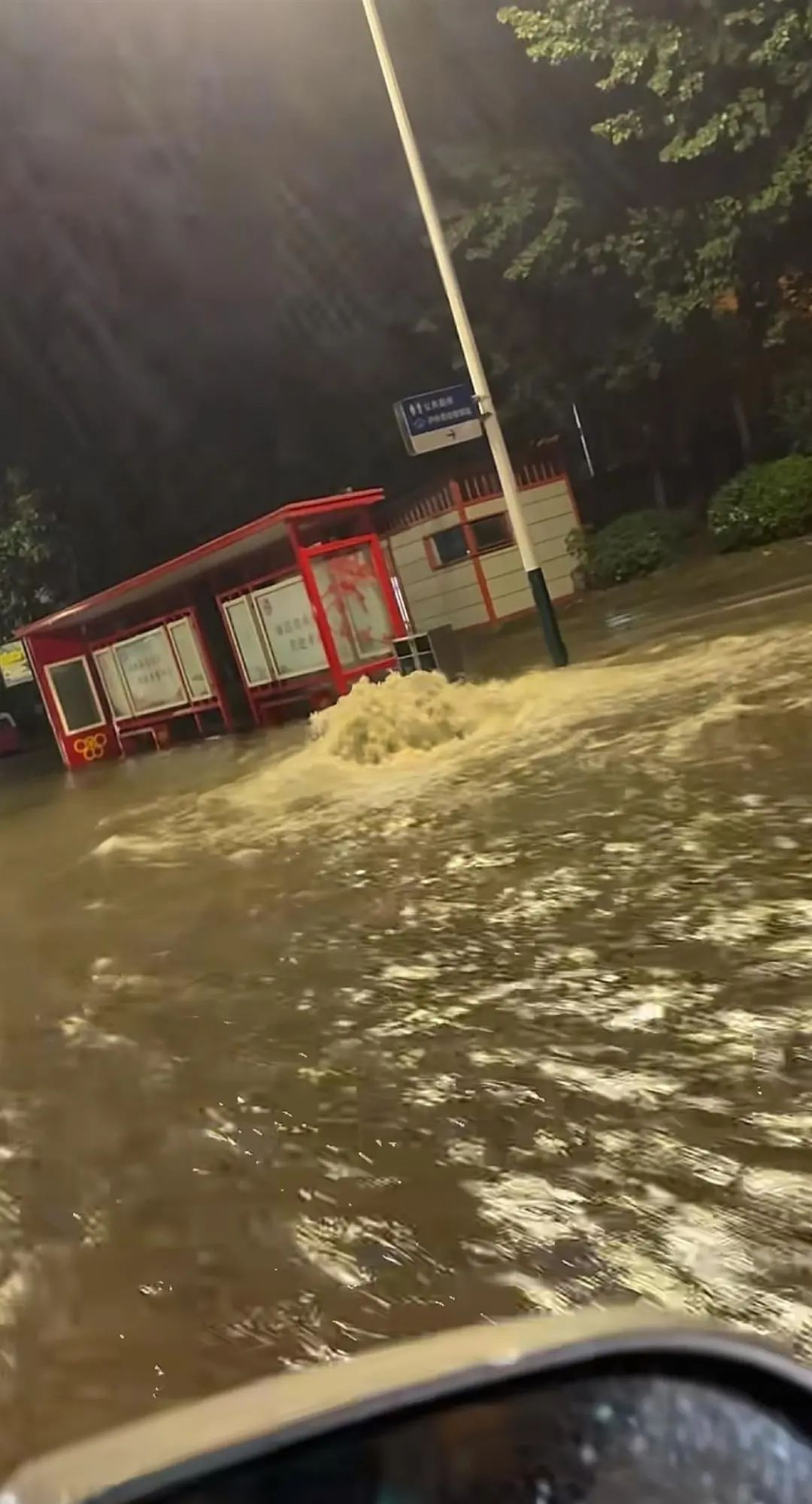 山东潍坊暴雨多处渍水有车辆被淹，有幼儿园通知停课，一男子驾驶牧马人连救5辆车