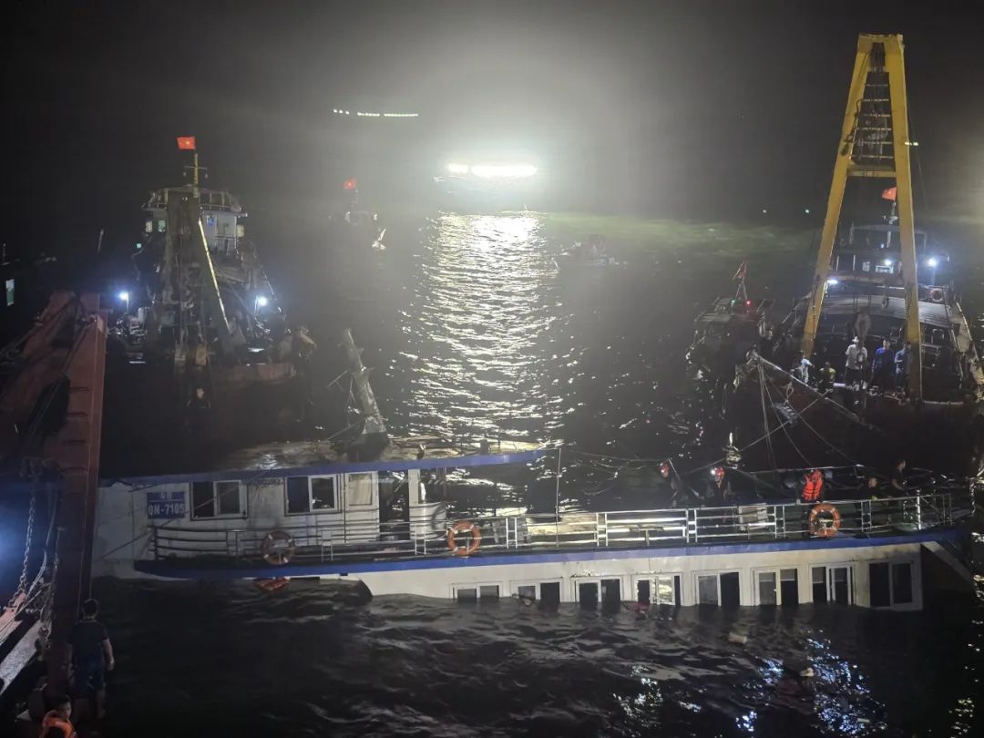 越南下龙湾游船倾覆遇难者更正为35人　另有4人下落不明