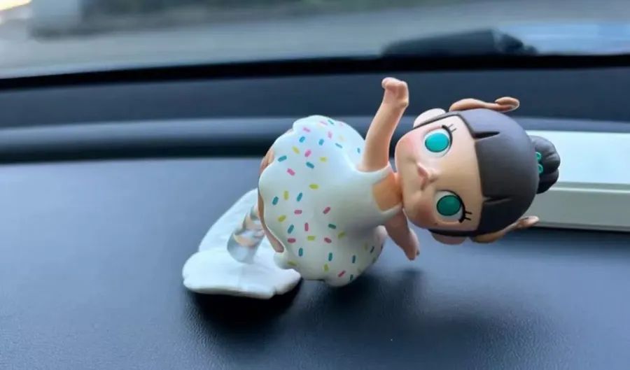 Labubu车内融化惨变Lababa！杭州人，快拿走车内的这些......