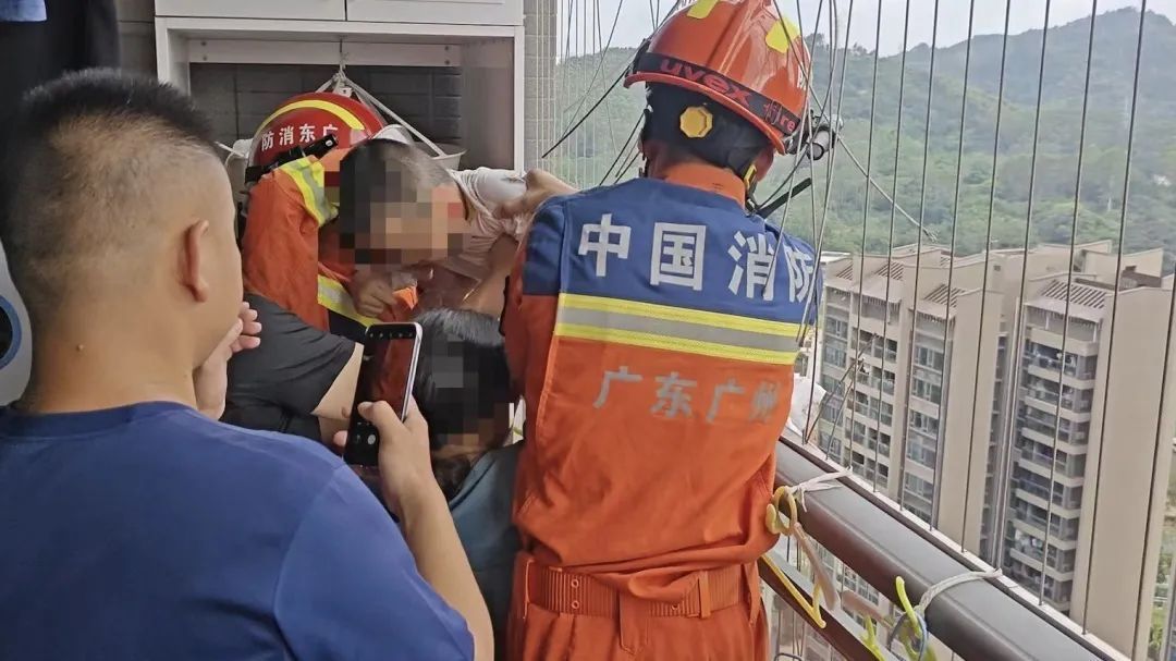惊险!广州3岁男童悬在24楼外,被奶奶外婆紧紧拉住等来救援 惊险!广州3岁男童悬在24楼外,被奶奶外婆紧紧拉住等来救援