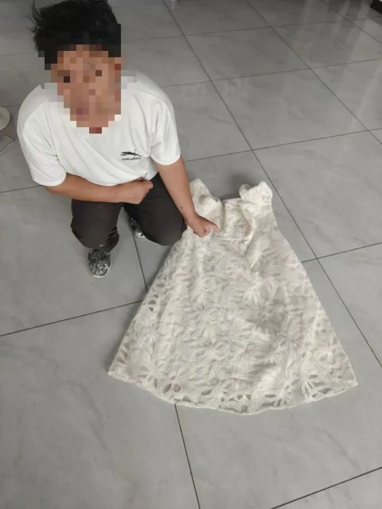 凌晨，“白裙美女”快递驿站偷走一箱货物，被抓时露出中年大叔脸