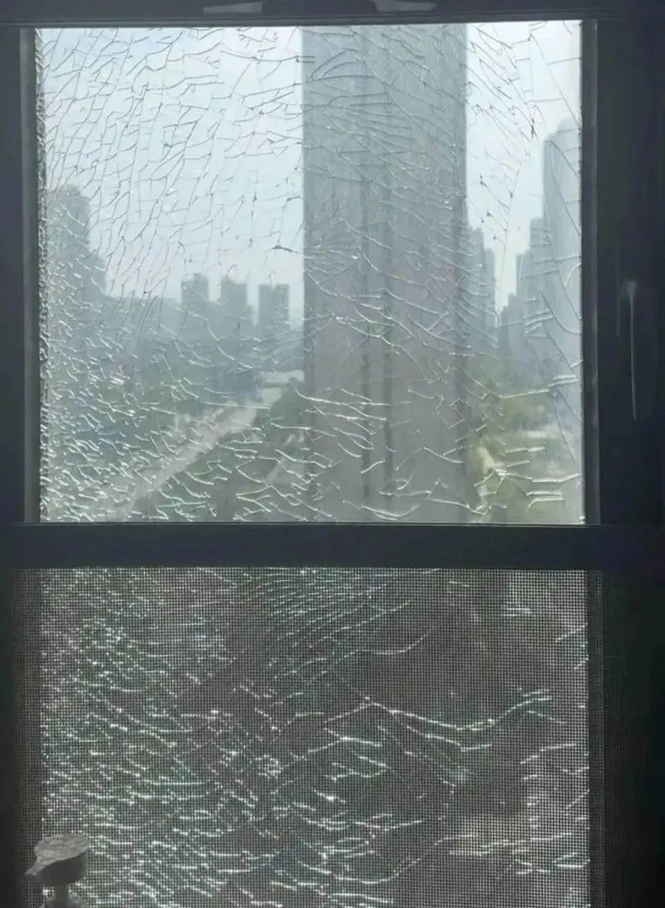 太吓人，玻璃突然自爆！高温天还需警惕自家玻璃