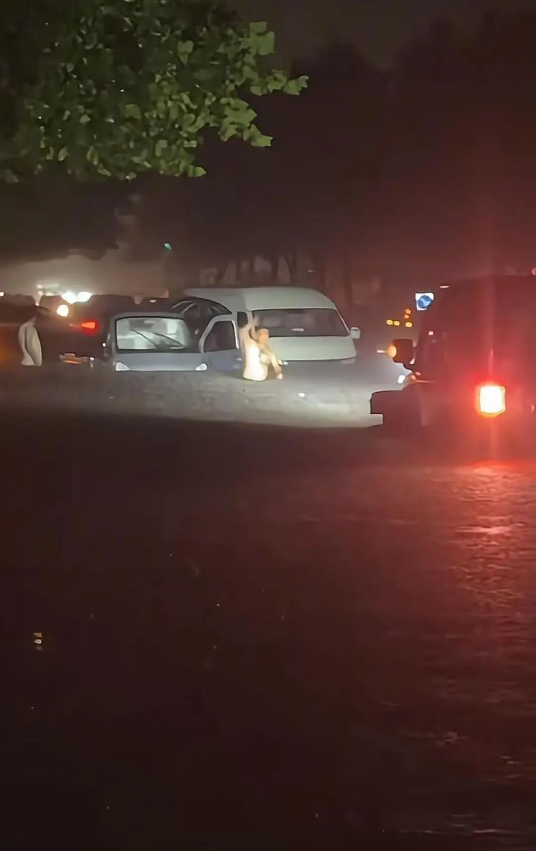 山东潍坊暴雨多处渍水有车辆被淹，有幼儿园通知停课，一男子驾驶牧马人连救5辆车