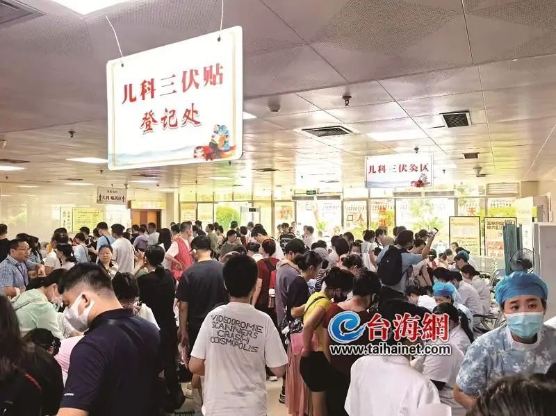 火爆！厦门多家医院里，大人小孩全在排队！都为了……