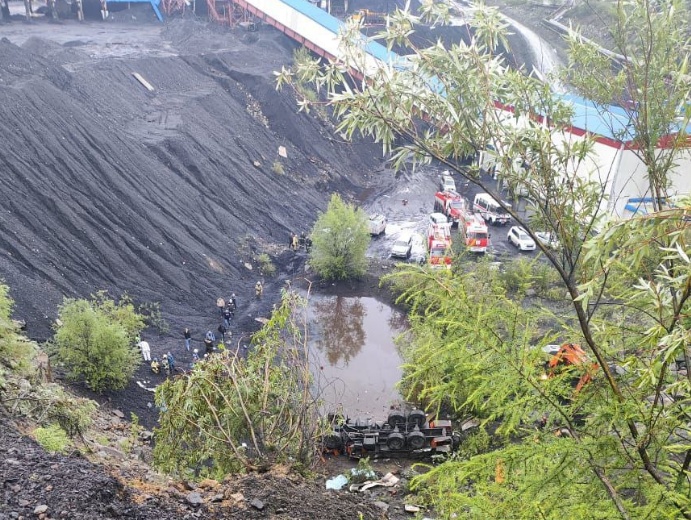 俄罗斯一大巴班车从25米高处坠落倾覆，已致14死7伤