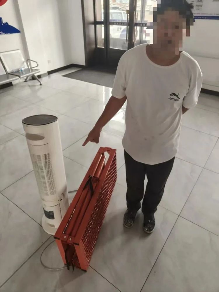 凌晨，“白裙美女”快递驿站偷走一箱货物，被抓时露出中年大叔脸