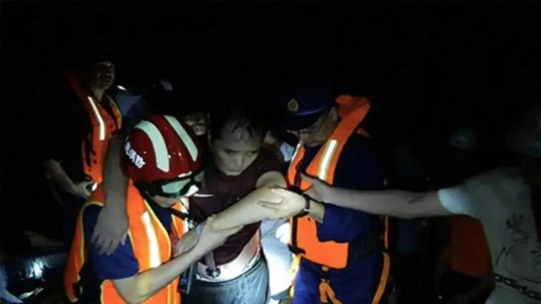 警方通报一家四口深夜露营突遇强降雨，妻儿被山洪冲走