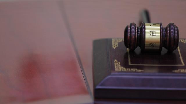 随手签名惹大祸！员工未注‘担保人’三字逃过36万债务，法官：空白处慎落笔