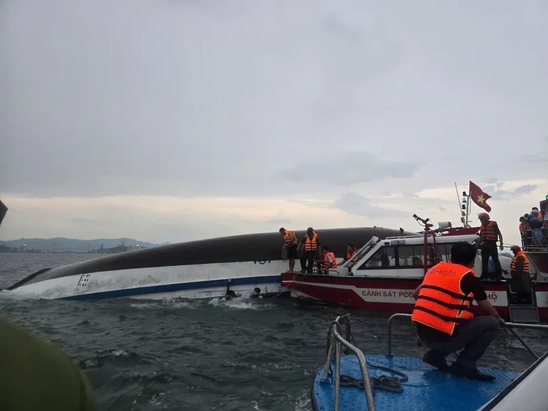 越南下龙湾游船倾覆遇难者更正为35人　另有4人下落不明
