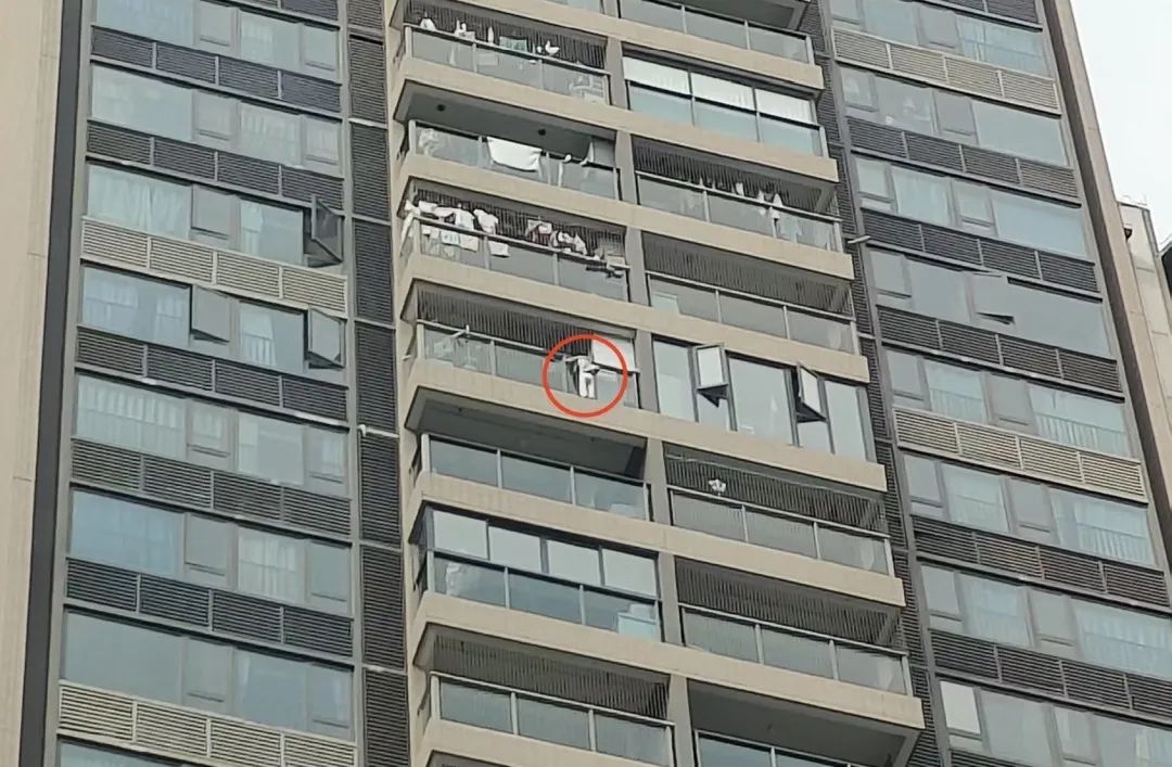 惊险!广州3岁男童悬在24楼外,被奶奶外婆紧紧拉住等来救援 惊险!广州3岁男童悬在24楼外,被奶奶外婆紧紧拉住等来救援