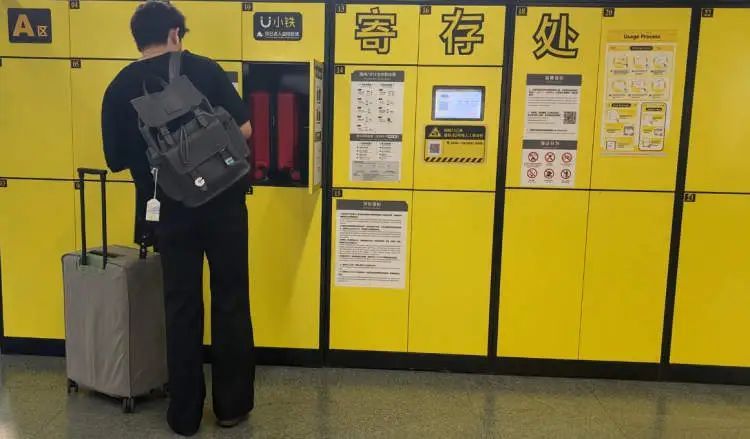 行李一扔，就往景区奔！上海部分地铁站寄存柜火速“满格”