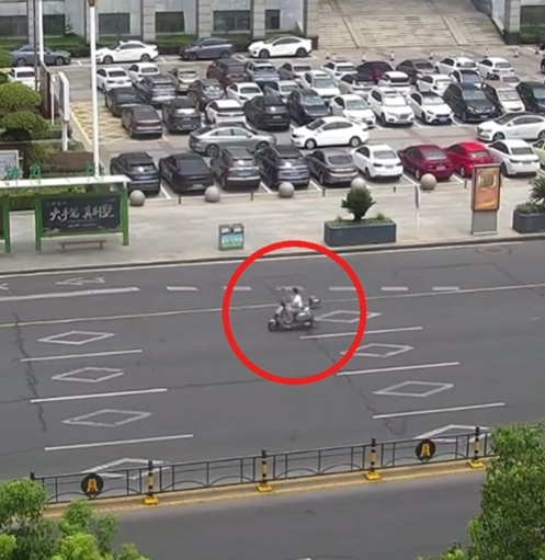 “嘭”的一声,他们一拥而上…… “嘭”的一声,他们一拥而上……