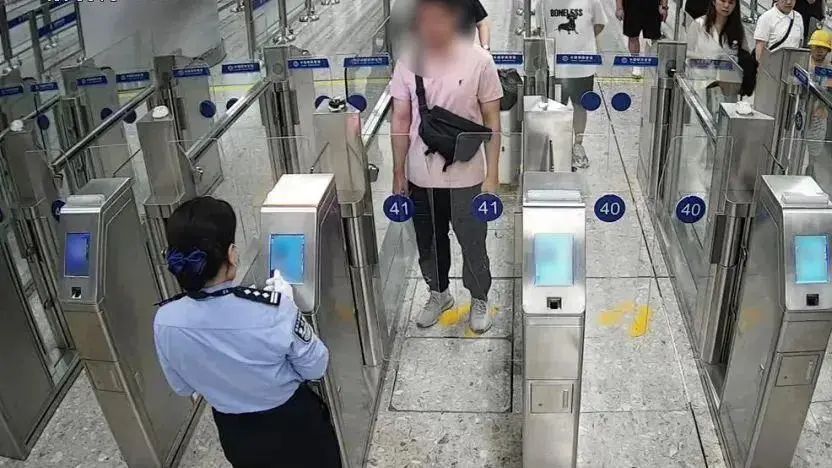 双胞胎长一模一样,弟弟偷用哥哥证件出境,会被识别出来吗? 双胞胎长一模一样,弟弟偷用哥哥证件出境,会被识别出来吗?