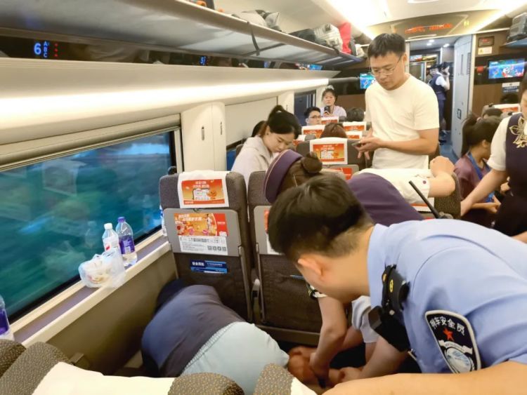 男孩乘高铁突发状况？列车长带 “神队友” 硬核救援全程圈粉