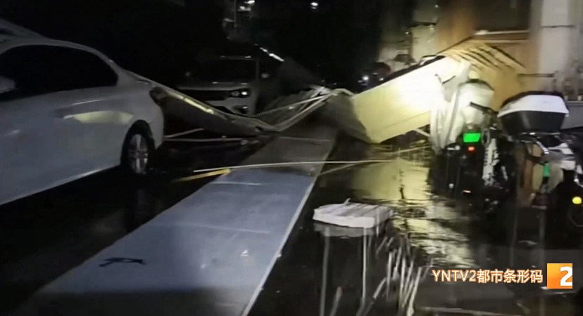 昆明暴雨夜袭,隔壁突然飞来“庞然大物”!掀翻屋顶板房,砸坏多辆车和热水器...... 昆明暴雨夜袭,隔壁突然飞来“庞然大物”!掀翻屋顶板房,砸坏多辆车和热水器......