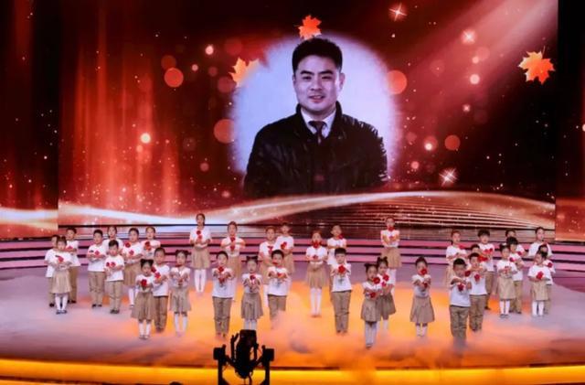 “火锅英雄”栾留伟获国家表彰！妻子：谢谢大家都记得他