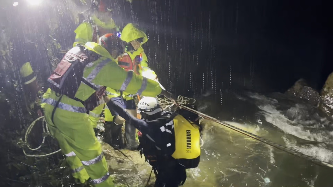 福州24名游客夜晚被困深山，消防紧急救援