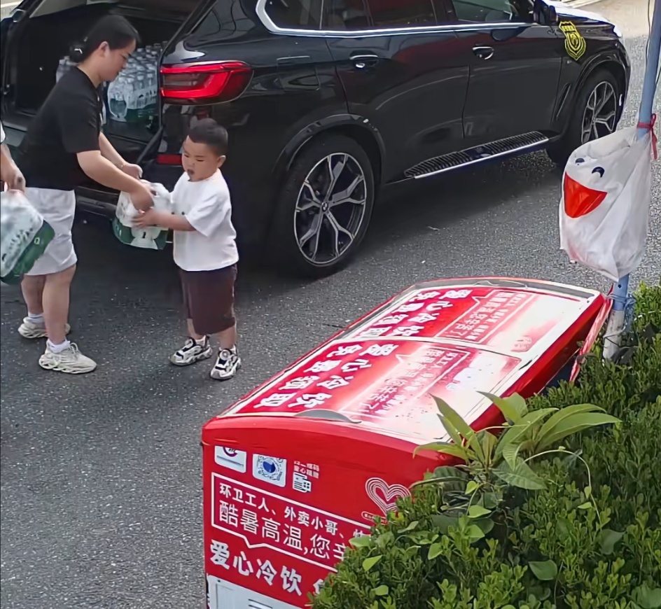 上万人“云监工”！深夜有人连续“扫货”，网友怒了：太缺德！