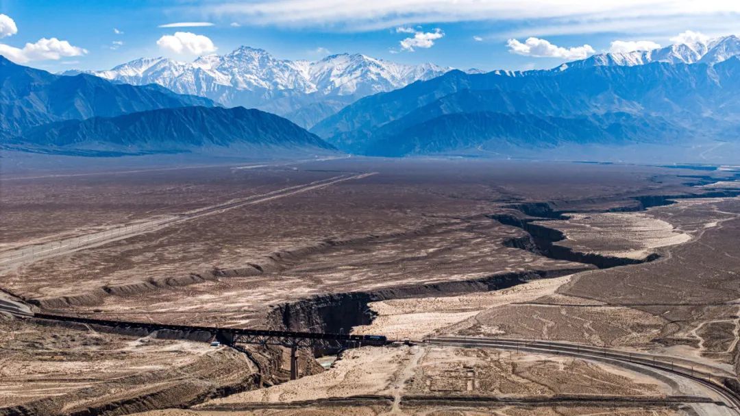 别只刷手机！坐动车经过这里时，窗外有惊喜