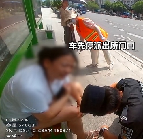 “嘭”的一声,他们一拥而上…… “嘭”的一声,他们一拥而上……