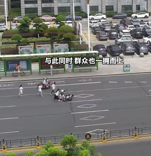 “嘭”的一声,他们一拥而上…… “嘭”的一声,他们一拥而上……